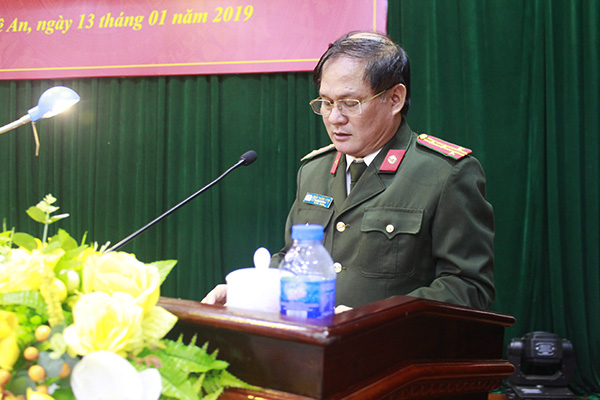 Đại tá Trần Thăng Long, Trưởng phòng Hậu cần phát biểu tại Hội nghị triển khai công tác năm 2019 của đơn vị.