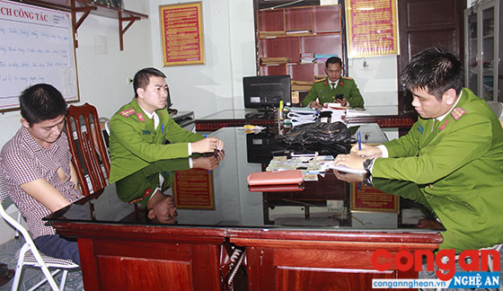 Cán bộ Đội Cảnh sát Trật tự Phòng Cảnh sát QLHC về TTXH lấy lời khai đối tượng tại cơ quan Công an.