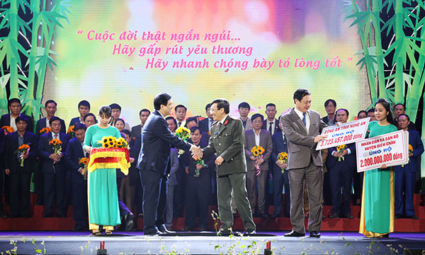 Đại tá Hồ Văn Tứ, Phó Giám đốc Công an tỉnh trao tặng số tiền ủng hộ của Công an Nghệ An.