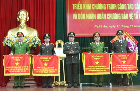 Đồng chí Thượng tướng Nguyễn Văn Thành, Thứ trưởng Bộ Công an trao Cờ “Đơn vị dẫn đầu trong phong trào thi đua Vì ANTQ năm 2018” của Bộ Công an cho phòng CSHS (thứ 2 từ phải sang)