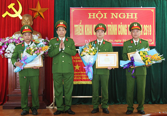 Đồng chí Đại tá Nguyễn Mạnh Hùng, Phó Giám đốc Công an tỉnh trao thưởng cho các cá nhân có thành tích xuất sắc trong đợt thi đua đặc biệt