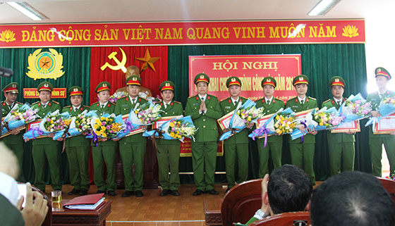 Đồng chí Đại tá Nguyễn Mạnh Hùng, Phó Giám đốc Công an tỉnh trao Danh hiệu Chiến sỹ thi đua cơ sở cho các cá nhân