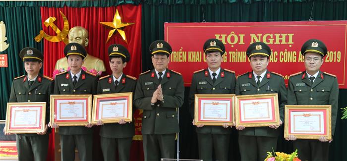 Trao tặng danh hiệu Chiến sỹ thi đua cơ sở năm 2018