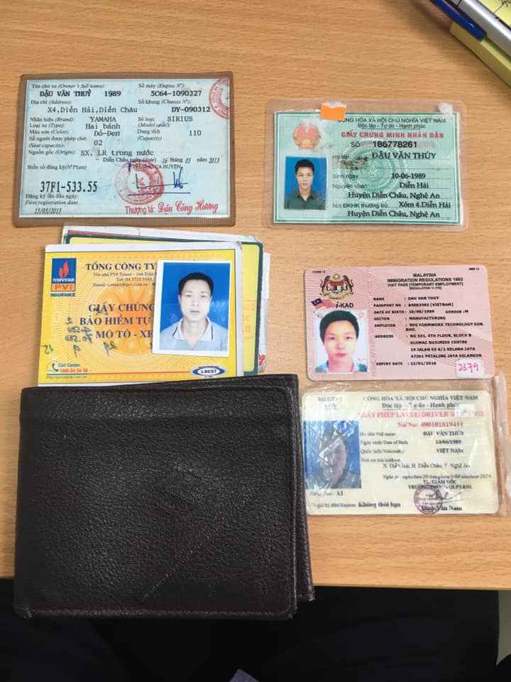 Chiếc ví và giấy tờ do bảo vệ Bệnh viện K Tân Triều nhặt được 