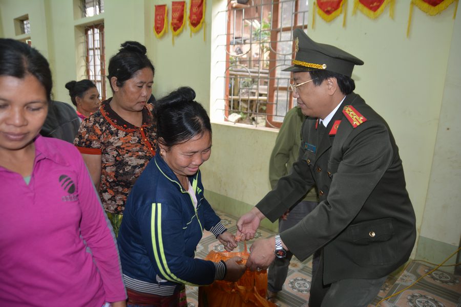 Đồng chí Đại tá Hồ Văn Tứ, Phó Bí thư Đảng ủy, Phó Giám đốc Công an Nghệ An tặng quà cho các hộ nghèo