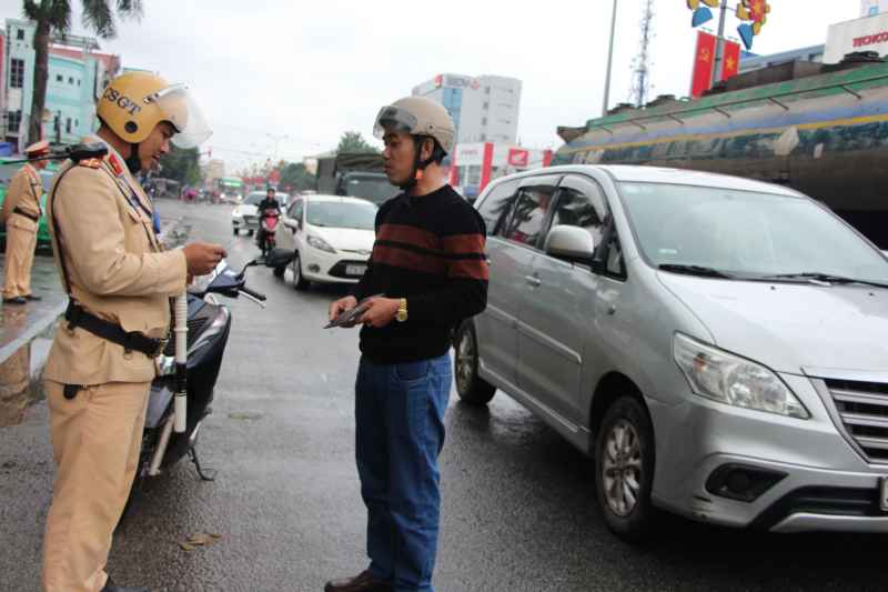 Cán bộ Đội CSGT-TT-CĐ Công an huyện Diễn Châu kiểm tra hành chính đối với người tham gia giao thông trên Quốc lộ 1A, đoạn qua thị trấn Diễn Châu