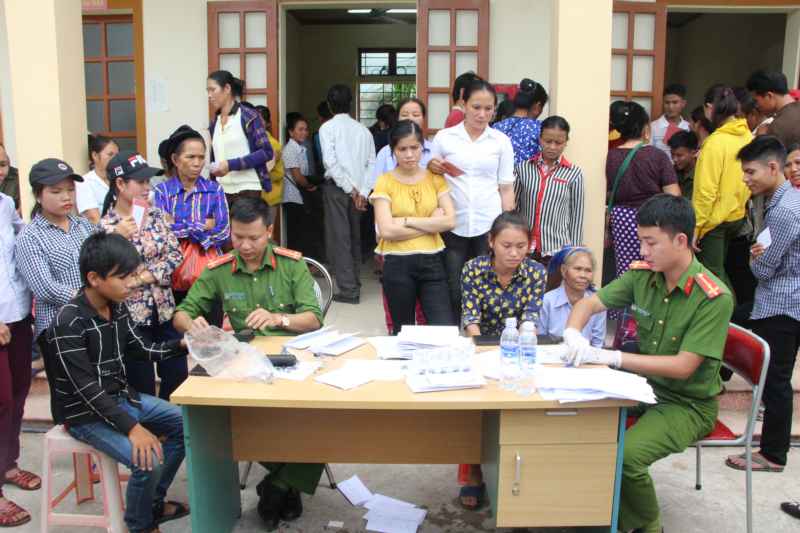 Cán bộ Đội Cảnh sát QLHC về TTXH Công an huyện Thanh Chương  làm thủ tục cấp phát CMND cho người dân Thanh Sơn tại trụ sở UBND xã