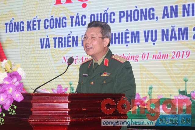 Thiếu tướng Nguyễn Sỹ Hội, Phó Tư lệnh Quân khu 4 ghi nhận và biểu dương những kết quả nổi bật mà tỉnh đã đạt được trong công tác QP-AN trong năm 2018
