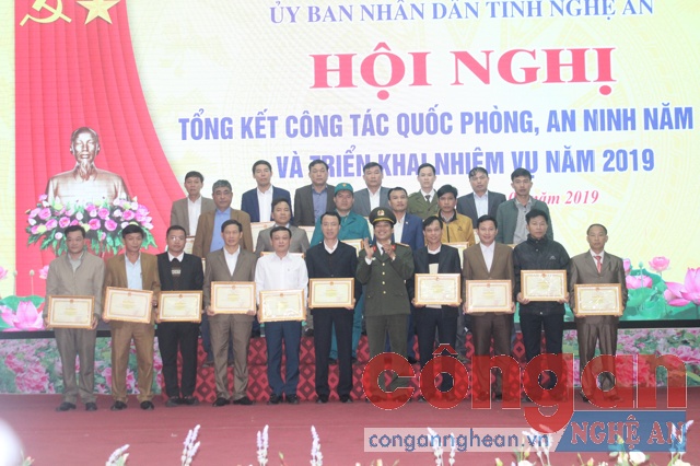 Đại tá Lê Khắc Thuyết, Phó Giám đốc Công an tỉnh trao Cờ thi đua, Bằng khen cho các tập thể có thành tích trong công tác QP-AN năm 2018