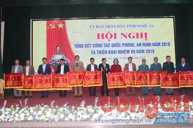 Đồng chí Lê Hồng Vinh, Phó Chủ tịch UBND tỉnh khen thưởng các tập thể có thành tích xuất sắc trong công tác QP-AN năm 2018