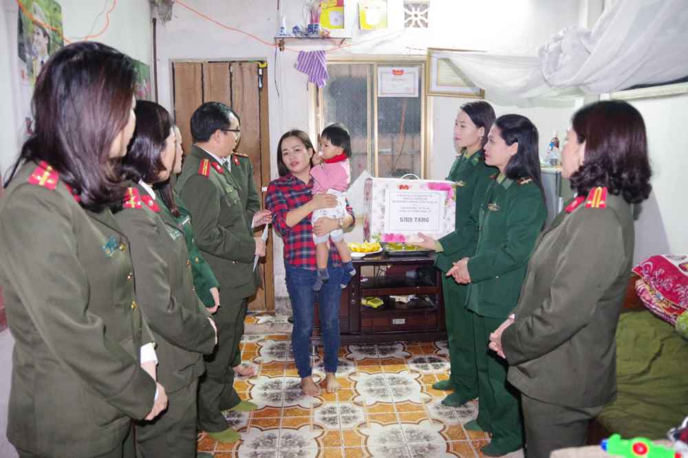 Tặng quà gia đình chị Đặng Thị Thơm có con gái bị chấn thương, gây teo não từ lúc cháu 10 tháng tuổi