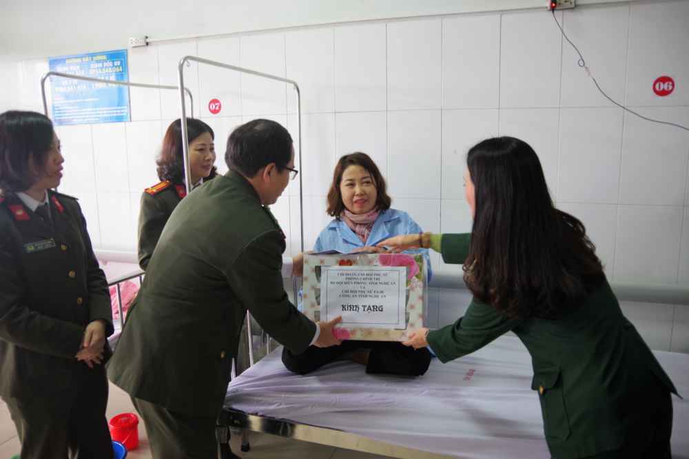 Tặng quà vợ Trung tá Phan Song Hiếu bị bệnh thận nặng
