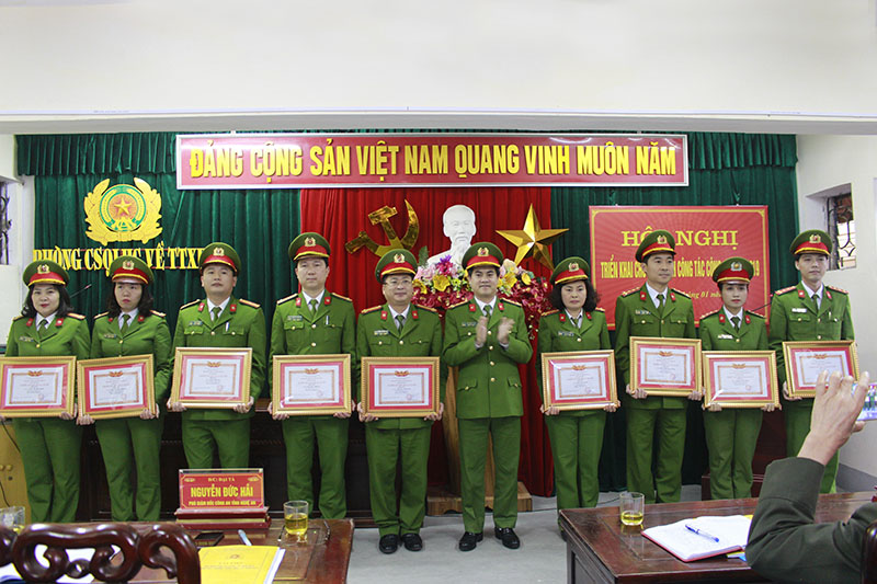 Đại tá Nguyễn Đức Hải đã trao các danh hiệu cho các tập thể, cá nhân có thành tích xuất sắc trong năm 2018