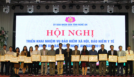 Trao Bằng khen của Tổng Giám đốc BHXH Việt Nam cho các tập thể có thành tích xuất sắc trong thực hiện chính sách BHXH, BHYT