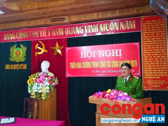 Thượng tá Tô Văn Hậu, Trưởng Công an huyện phát biểu tại Hội nghị