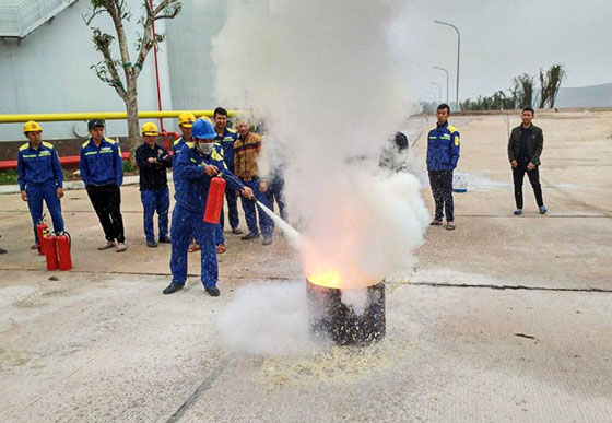 Các học viên thực hành kỹ năng xử lý các tình huống cháy nổ
