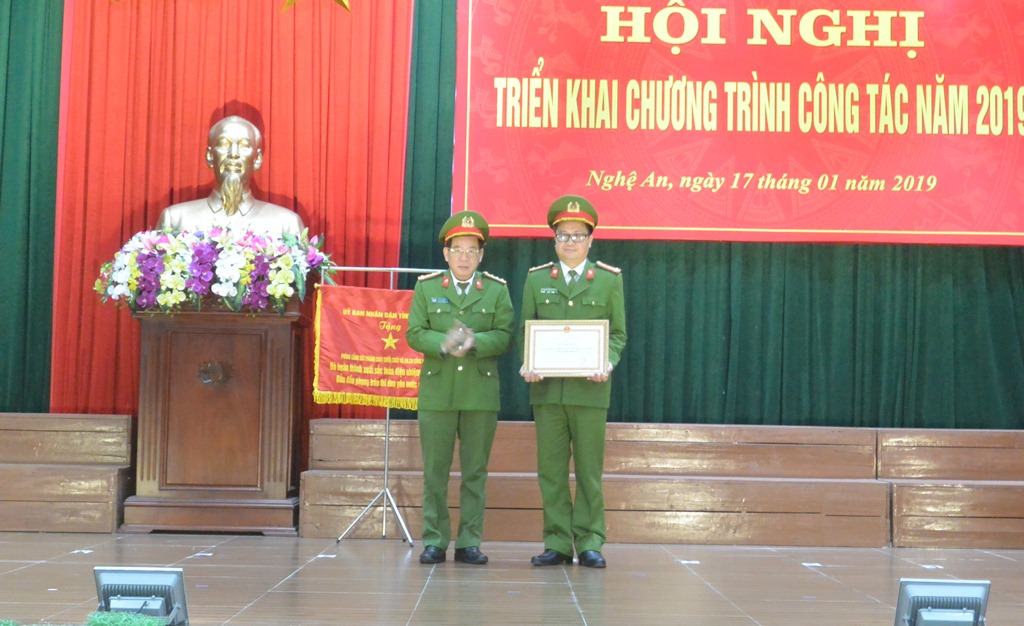 Đại tá Hồ Sỹ Tuấn, Phó Giám đốc Công an tỉnh trao Giấy khen cho lãnh đạo phòng Cảnh sát PCCC&CNCH
