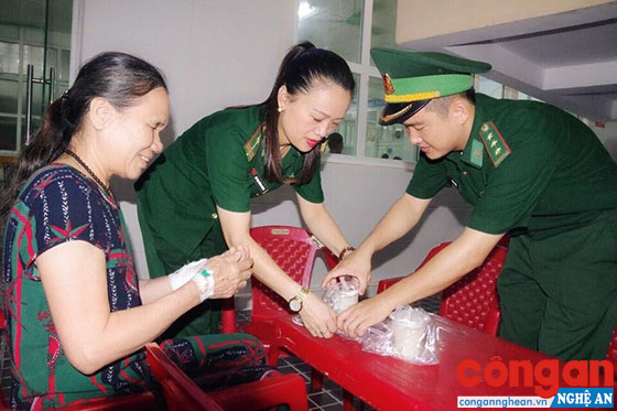 Thượng úy Hà Huy Thiên (ngoài cùng bên phải) phát cháo cho bệnh nhân nghèo