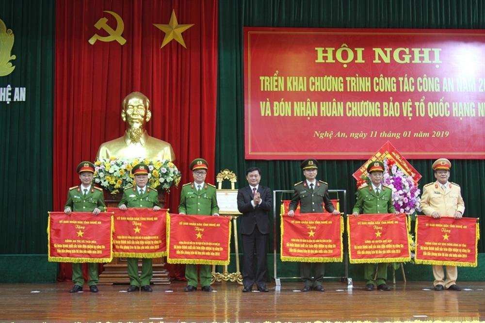 Đồng chí Đại tá Nguyễn Ngọc Thanh, Trưởng phòng CS PC&CC (thứ 3, bên trái) vinh dự nhận Cờ thi đua của UBND tỉnh