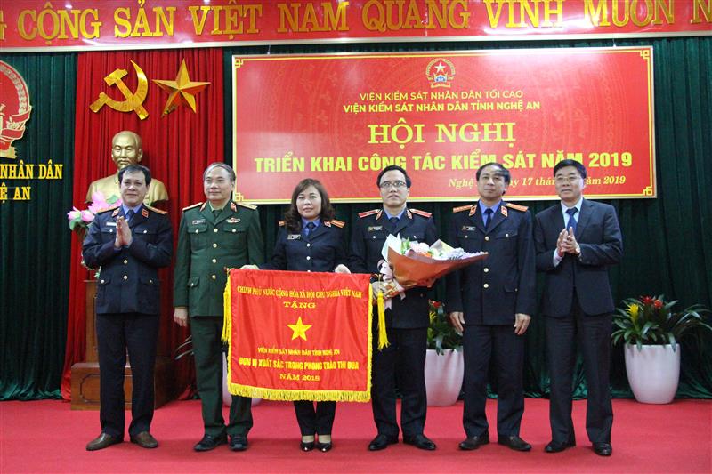 Ông Nguyễn Văn Khánh, Phó Viện Trưởng viện kiểm sát nhân dân tối cao trao cờ thi đua cho Viện kiểm sát nhân dân tỉnh.