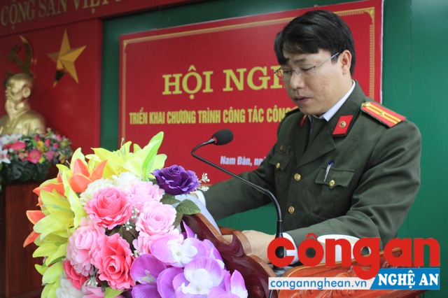 Thiếu tá Nguyễn Anh Đông, Phó Trưởng Công an huyện đã trình bày báo cáo Tổng kết công tác năm 2018, nêu bật những kết quả quan trọng của đơn vị trong năm 2018
