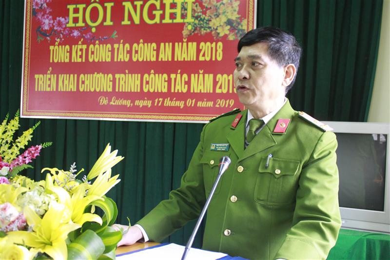 Thượng tá Nguyễn Hữu Tài, Phó trưởng Công an huyện thông qua chương trình công tác năm 2018 của Công an huyện Đô Lương