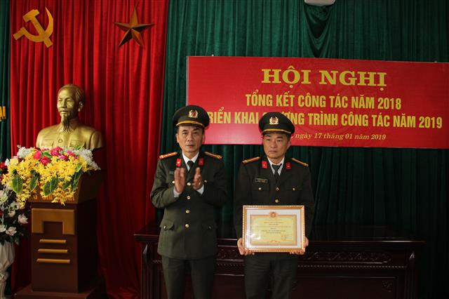 Đại tá Lê Xuân Hoài - Phó Giám đốc Công an tỉnh trao bằng khen
