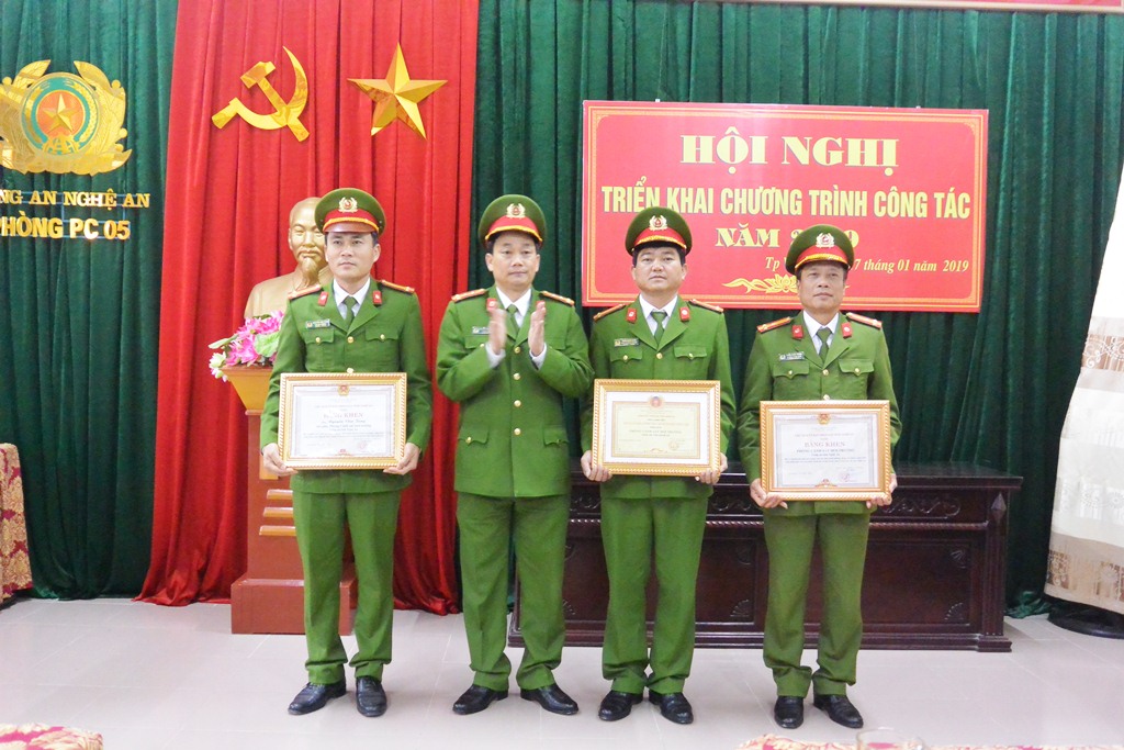 Đại tá Nguyễn Mạnh Hùng, Phó Giám đốc Công an tỉnh tặng Bằng khen cho các cá nhân có thành tích xuất sắc