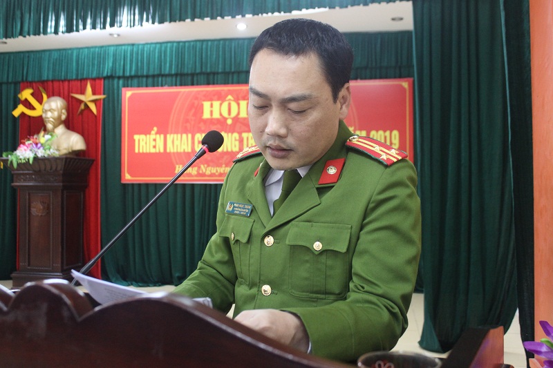 Đồng chí Thượng tá Phan Ngọc Thanh, Phó Trưởng Công an huyện Hưng Nguyên trình bày kết quả công tác năm 2018