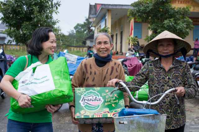 Những suất quà đem lại niềm vui cho người dân nghèo miền Trung đón Tết