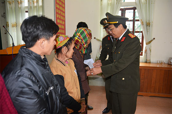 Đại tá Hồ Văn Tứ, Phó Giám đốc Công an tỉnh thăm hỏi, chúc tết các hộ nghèo
