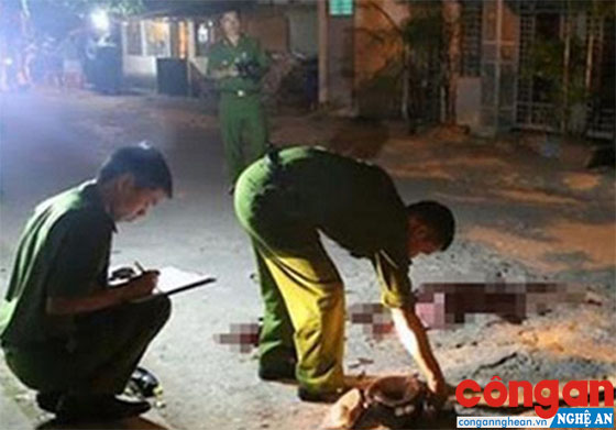 Cơ quan chức năng khám nghiệm hiện trường vụ án giết người xảy ra tại xã Mã Thành, huyện Yên Thành