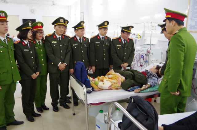 thăm vợ của Trung tá Phan Song Hiếu tại Bệnh viện Hữu nghị đa khoa Nghệ An