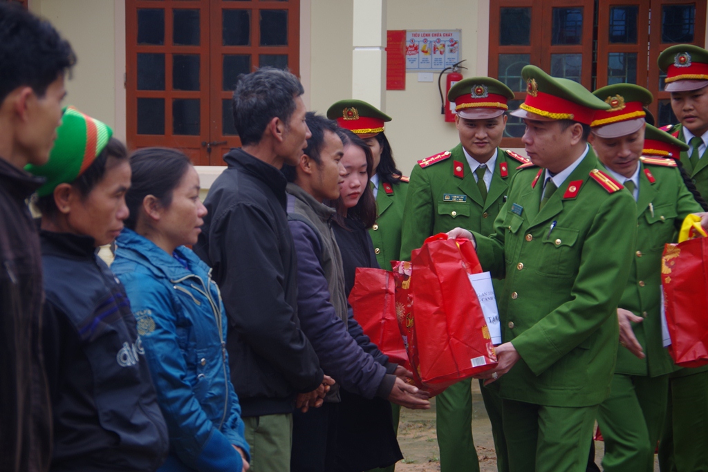 Thiếu tá Nguyễn Thanh Hải, Phó trưởng phòng tặng quà cho các hộ nghèo trên địa bàn