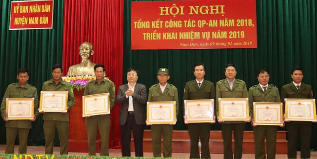 Công an xã Nam Thái (thứ 4 từ phải sang) đón nhận danh hiệu “Đơn vị Quyết thắng” năm 2018