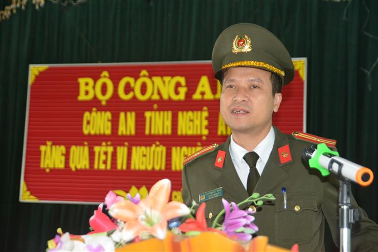 Thiếu tá Nguyễn Xuân Khoa, Phó trưởng Phòng Công tác Đảng và công tác chính trị mong muốn những hộ nghèo, gia đình chính sách của xã vơi bớt khó khăn, đón Tết vui tươi, đầm ấm hơn