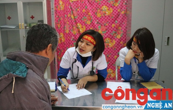 Dịp này các y bác sỹ Bệnh viên đa khoa thành phố Vinh cũng tổ chức tư vấn cách phòng tránh bênh thông thường