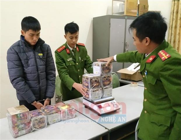 Cán bộ Công an huyện Anh Sơn bắt giữ đối tượng (X)                              có hành vi mua bán pháo nổ