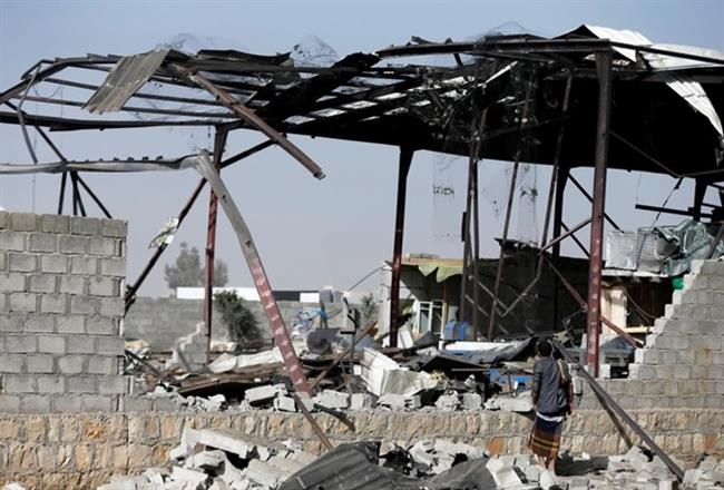 Nhà máy sản xuất nhựa tại Sanaa bị đánh sập. Ảnh Reuters.