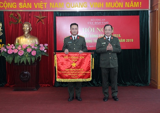 Thứ trưởng Nguyễn Văn Thành trao Cờ thi đua xuất sắc của Bộ Công an tặng đơn vị cấp Phòng thuộc Cục Đào tạo.
