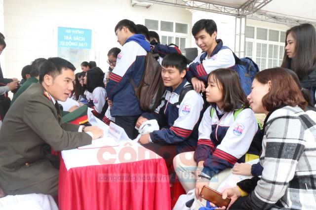 Đại úy Nguyễn Mạnh Tuấn, Trợ lý tuyển sinh, Cục Đào tạo Bộ Công an giải đáp                           những câu hỏi của các em học sinh về công tác tuyển sinh vào các trường Công an