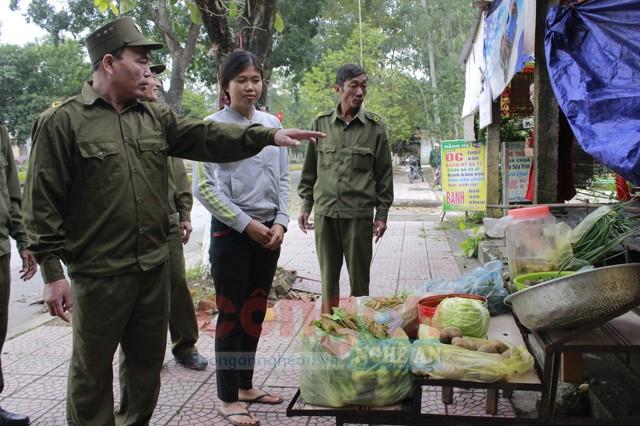 Công an xã Kim Liên nhắc nhở các hộ dân lấn chiếm lòng,                                      lề đường để bán hàng, gây mất mỹ quan đường làng