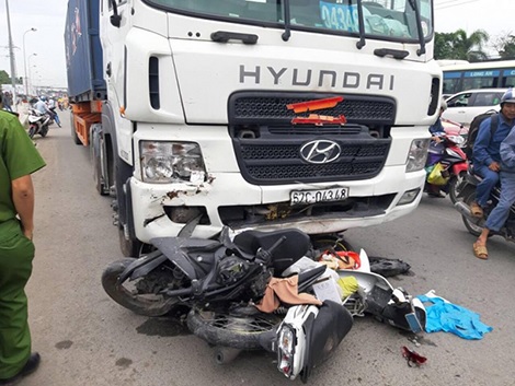 Hiện trường vụ tai nạn thảm khốc tại tỉnh Long An chiều 2-1.
