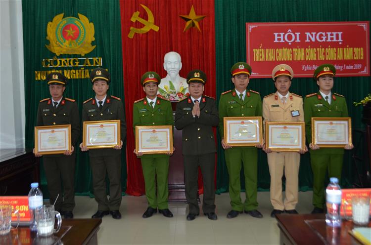 Đại tá Nguyễn Đình Dung, Phó Giám đốc Công tỉnh trao Bằng khen của Bộ trưởng Bộ Công an cho các cá nhân có thành tích xuất sắc