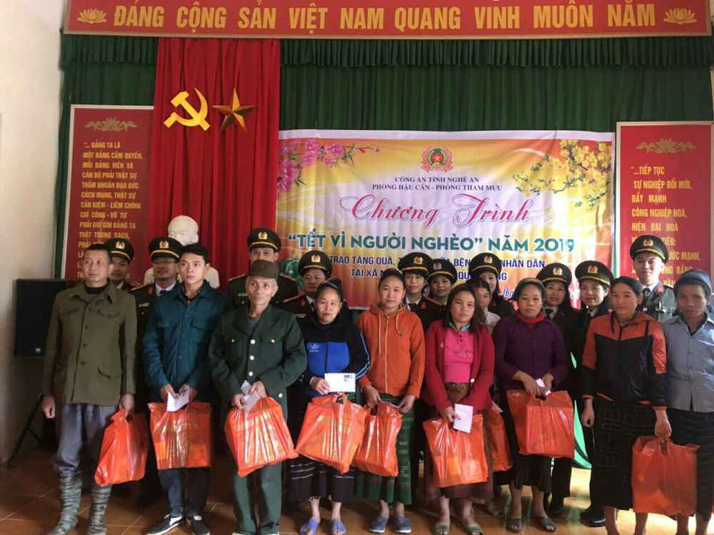 Đại diện 2 đơn vị trao quà cho các gia đình chính sách tại huyện Quế Phong