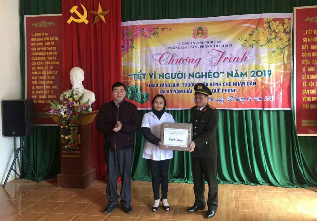 Trao thuốc chữa bệnh hỗ trợ nhân dân xã Nậm Giải, Quế Phong