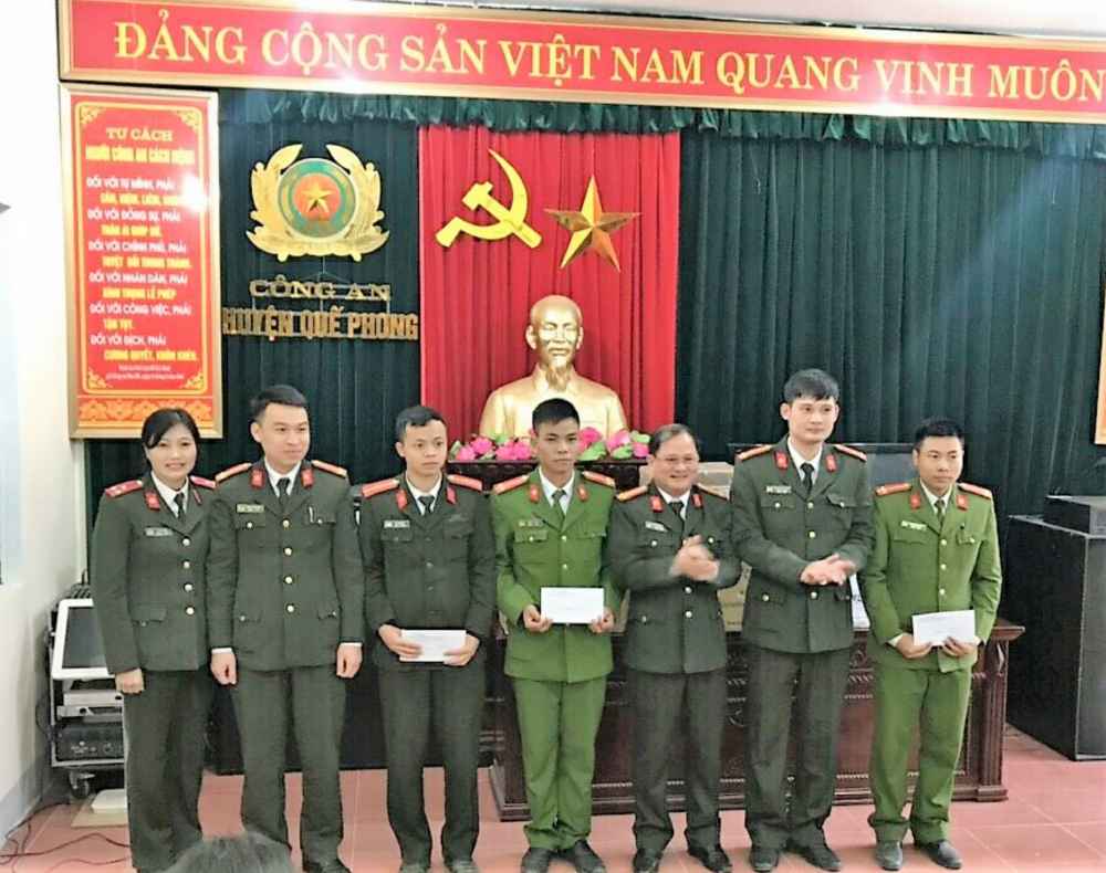Tặng quà cho một số CBCS gặp hoàn cảnh khó khăn tại Công an Quế Phong
