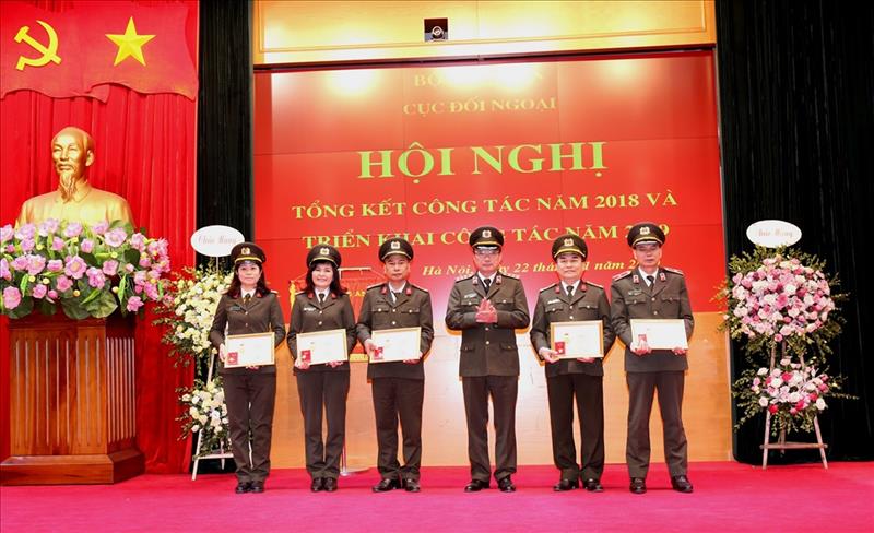 Thứ trưởng Nguyễn Văn Thành trao Kỷ niệm chương “Vì thế hệ trẻ” của Trung ương Đoàn Thanh niên Cộng sản Hồ Chí Minh tặng các cá nhân có nhiều cống hiến cho sự nghiệp giáo dục, đào tạo, bồi dưỡng thế hệ trẻ.