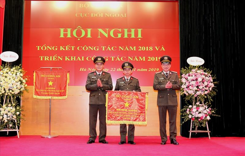 Thứ trưởng Nguyễn Văn Thành trao Cờ thi đua của Bộ Công an tặng Phòng Tổng hợp, Cục Đối ngoại có thành tích xuất sắc trong phong trào thi đua “Vì an ninh Tổ quốc” cấp cơ sở năm 2018.