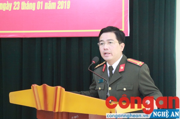 Đồng chí Trung tá Nguyễn Xuân Thư - Trưởng Phòng Báo Công an Nghệ An phát biểu chị đạo hội nghị
